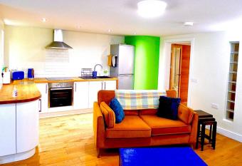    Dragons Den    Centrally located Modern Apartment has Balcony rooms