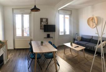 Tissot Appart 2 chambres cosy centre ville allows 18 year olds to book a room