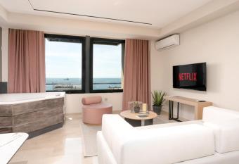 Sea & the City has rooms with a private hot tub