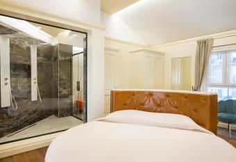 La Riserva Dannunziana Luxury Suites has rooms with a private hot tub
