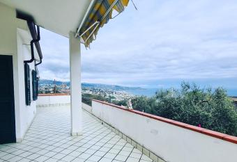 BBQ HOUSE has Balcony rooms