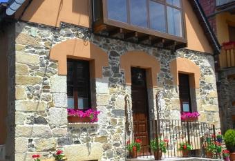 Albergue de peregrinos Compostela allows 18 year olds to book a room