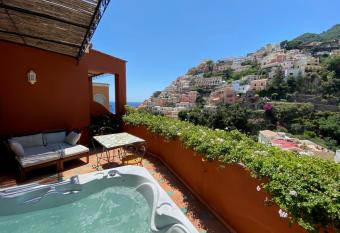 Hotel Savoia has Balcony rooms