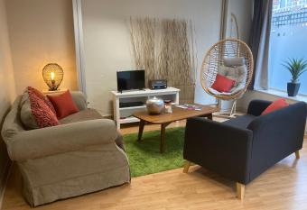 Le g  te d Avalon et la chambre c  t   cour allows 18 year olds to book a room