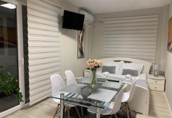 Apartament 1 camera si terasa inchisa has Balcony rooms