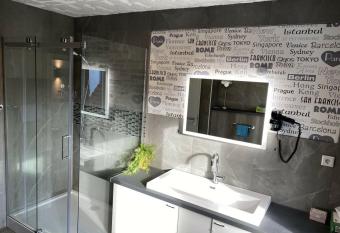 Sch  ne Lemgoer Unterkunft has Balcony rooms