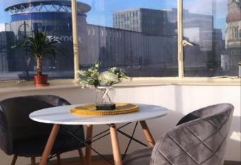 Doncaster City Centre Deluxe Whole Apartment sleeps 4 D2 has Balcony rooms