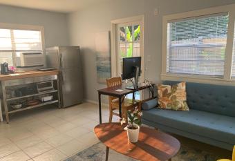 Hollingsworth Guest House With Pool has Balcony rooms