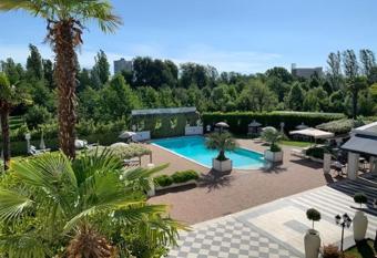 Savoia Hotel Regency allows 18 year olds to book a room