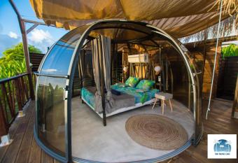 Caraibes insolite has rooms with a private hot tub