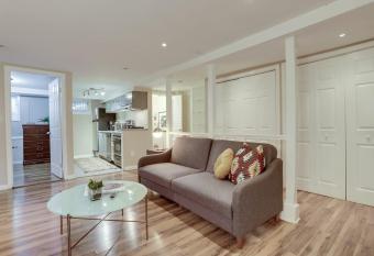 Beautiful 2 Bedroom across from The House of Representatives allows 18 year olds to book a room