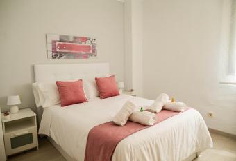 Toledo Enamora con Garaje allows 18 year olds to book a room