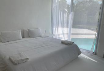 Habitaci  n est  ndar con piscina allows 18 year olds to book a room