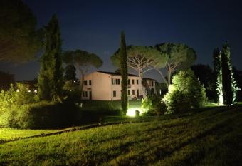 Villa Regina Elena Vittoria has rooms with a private hot tub