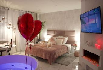 SPA Romantique ... Esprit LOVE allows 18 year olds to book a room
