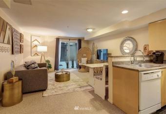 Lovely 1 Bedroom Condo in the Heart of Seattle! has Balcony rooms