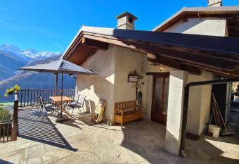 Independent chalet with breathtaking view has Balcony rooms