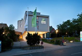 Holiday Inn Express F  rth, an IHG Hotel allows 18 year olds to book a room