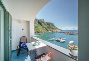 casa claudia Two rooms overlooking the sea bk has Balcony rooms