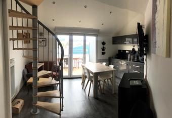 Superbe Appartement avec terrasse allows 18 year olds to book a room