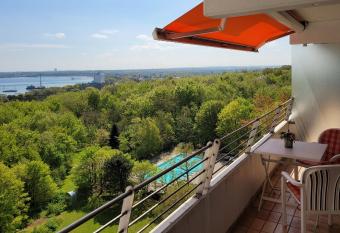 Herlicher Meerblick 911 allows 18 year olds to book a room