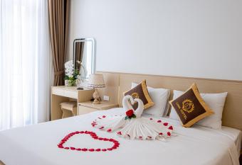 LINK HOTEL Ha Long has rooms with a private hot tub