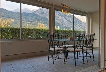 Superbe Studio    Saillon les bains allows 18 year olds to book a room