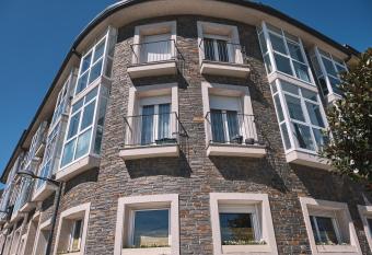 Peregrina & Solaina Apartament allows 18 year olds to book a room