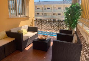 Apto con piscina en la playa cerca de VLC con AC allows 18 year olds to book a room