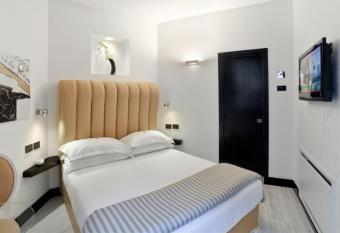 LHP Hotel Napoleon has rooms with a private hot tub