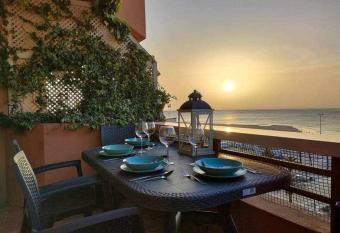   tico Reig frente al mar allows 18 year olds to book a room