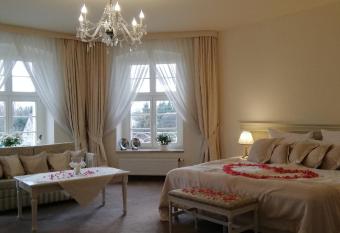 Hotel SPA Akacjowy Dw  r has rooms with a private hot tub