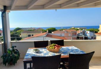 Appartamento incantevole con parcheggio privato allows 18 year olds to book a room