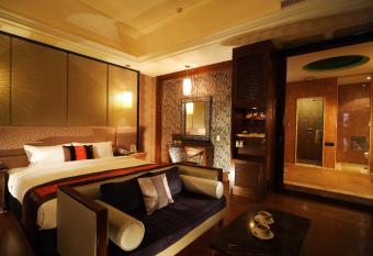 Seasons Boutique Motel has rooms with a private hot tub