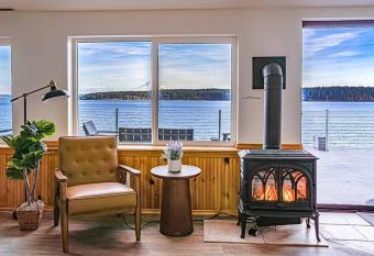 Oceanfront Retreat Mount RainierKing bedGames has Balcony rooms