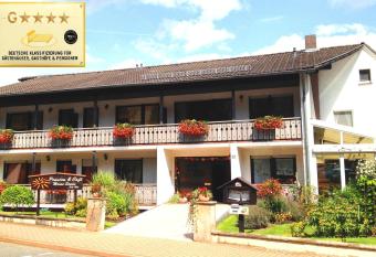 Caf   & Pension Meine Sonne ... Sole Mio has Balcony rooms