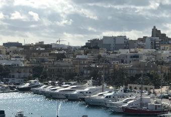 Sir William Strand has Balcony rooms