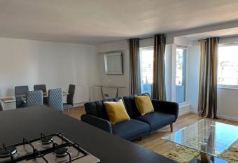 Modern & Spacious 2 bed Merchant City Apart-High St has Balcony rooms