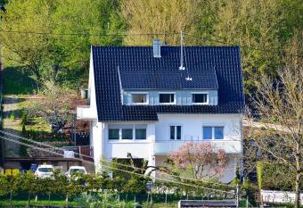 Bambus Wohnung allows 18 year olds to book a room