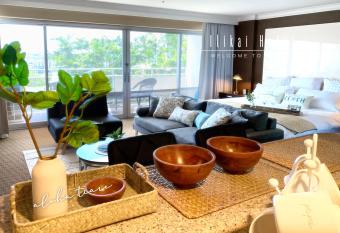 Ocean View Waikiki Luxury Ilikai Hotel FREE PARKING allows 18 year olds to book a room