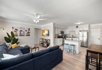 Haus of Tropicale - close to Gulf beaches and Downtown St. Petersburg allows 18 year olds to book a room