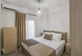 Emerald Luxury Apartments has rooms with a private hot tub