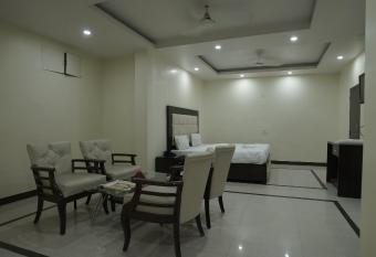 Hotel Paradise by WB INN allows 18 year olds to book a room