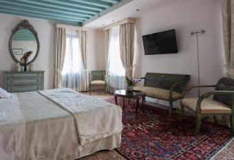 Ca  Nigra Lagoon Resort has rooms with a private hot tub