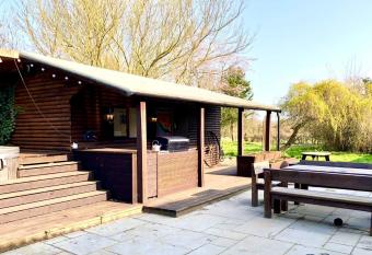 Woolston lodge has Balcony rooms