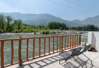 Aurora, Stream view 3bhk Chateau by Roamhome has Balcony rooms