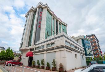 H  LL SU  TES allows 18 year olds to book a room