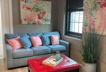 Canal District -Woo Sox, Restaurants, shops! allows 18 year olds to book a room