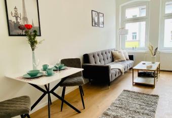 Stilvolles Apartment in zentraler Lage - Netflix, Queensize-Bett, Altbaustil, K  che und   PNV-Anbindung allows 18 year olds to book a room
