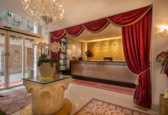 Hotel A La Commedia allows 18 year olds to book a room